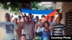 Activistas del MCL rinden homenaje a Payá y Cepero en Holguín, el Domingo 20 de Julio de 2014.