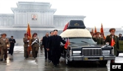 Archivo: Kim Jong-un (c-frente), su tio Jang Song-thaek (atrás c), el jefe del Estado Mayor del Ejército de Corea del Norte, vicemariscal Ri Yong-Ho, (d) mientras acompañan el cortejo fúnebre con el cuerpo del fallecido Kim Jong-il en Pyongyang (Corea del
