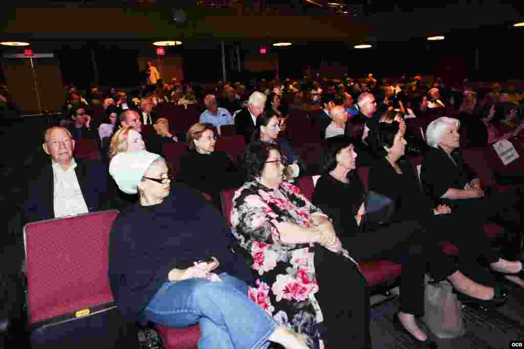 Vista del publico asistente a la presentación de "Cuba 60 años de dictadura Comunista" en el Teatro Manuel Artime de la Pequeña Habana, el sábado 12 de enero del 2019. Photo Roberto Koltun OCB Staff.