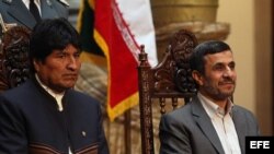 El presidente de Bolivia, Evo Morales (izq) y su homólogo de Irán, Mahmud Ahmadineyad (dcha).