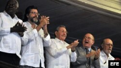 Burócratas de alto nivel. Junto a Castro, Esteban Lazo (i); Abel Prieto (2 i), Miguel Barnet (d) y Roberto Fernández Retamar (d)