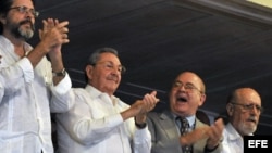 Junto a Castro el vicepresidente de la isla, Esteban Lazo (i); el ministro de Cultura, Abel Prieto (2 i) y el escritor y presidente de la UNEAC Miguel Barnet (d), y el poeta Roberto Fernández Retamar (d)