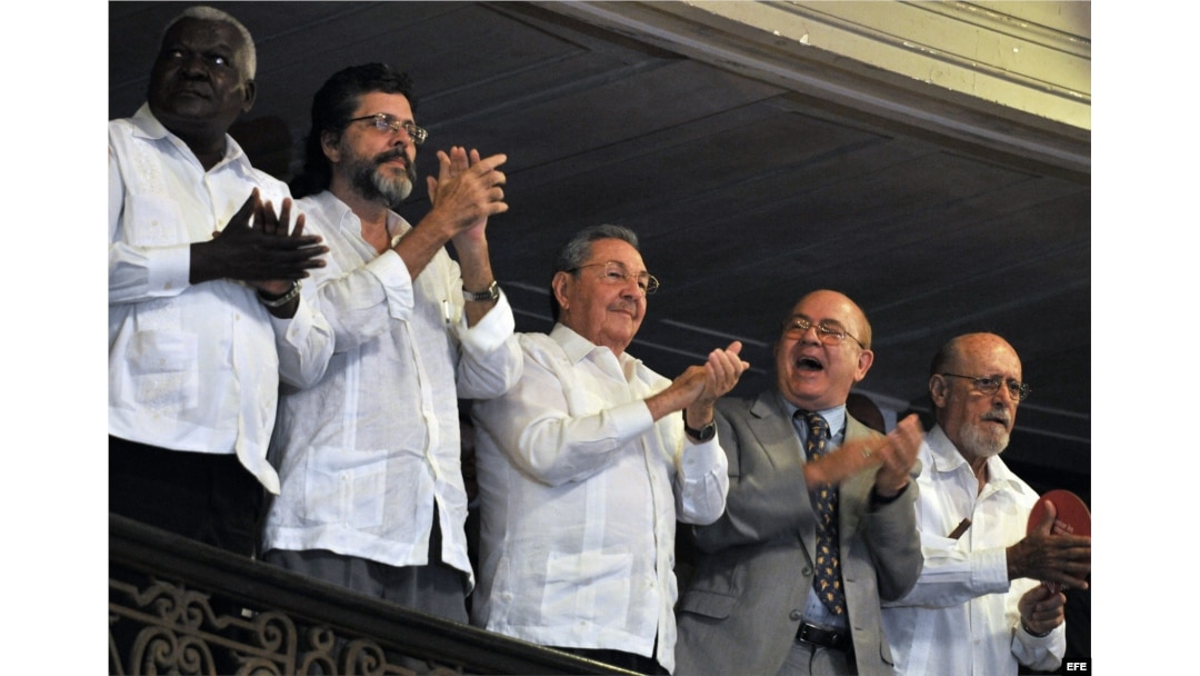 Junto a Castro el vicepresidente de la isla, Esteban Lazo (i); el ministro de Cultura, Abel Prieto (2 i) y el escritor y presidente de la UNEAC Miguel Barnet (d), y el poeta Roberto Fernández Retamar (d)