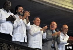 Junto a Castro el vicepresidente de la isla, Esteban Lazo (i); el ministro de Cultura, Abel Prieto (2 i) y el escritor y presidente de la UNEAC Miguel Barnet (d), y el poeta Roberto Fernández Retamar (d)