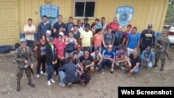 Grupo de cubanos indocumentados retenidos en Honduras.