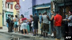 Una cola para comprar alimentos en una calle de La Habana. (Yamil Lage/AFP)