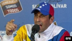 El líder de la oposición venezolana, Henrique Capriles, habla hoy, martes 16 de abril de 2013, ante medios de comunicación internacionales en su comando de campaña Simón Bolívar, en Caracas, donde acusó al presidente electo, el oficialista Nicolás Maduro,