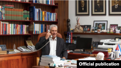 En esta foto de la Presidencia de Cuba, el gobernante cubano posa en su despacho. Díaz-Canel es fuente constante de memes y chistes dentro y fuera de Cuba. En la isla hay varias personas encarceladas por burlarse de su figura y la de otros dirigentes.