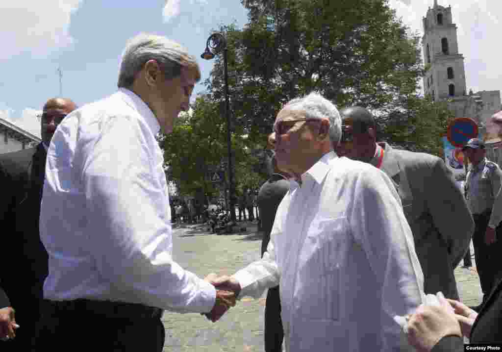 Kerry saluda en La Habana al historiador Eusebio Leal.