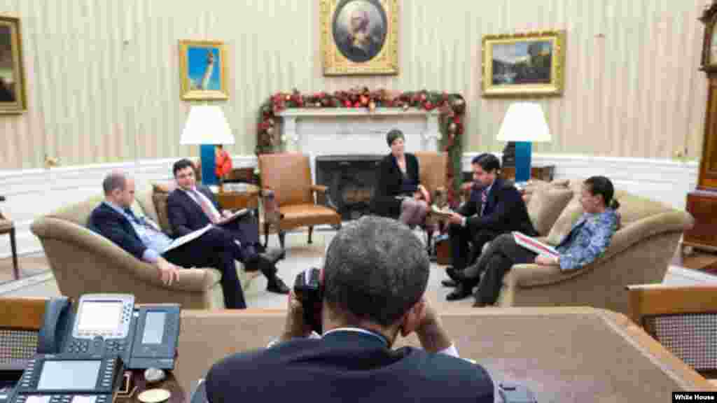 Barack Obama conversando con Raúl Castro