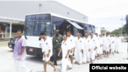 El grupo de 34 cubanos que espera ser repatriados. Foto del Departamento de Inmigración de Bahamas.