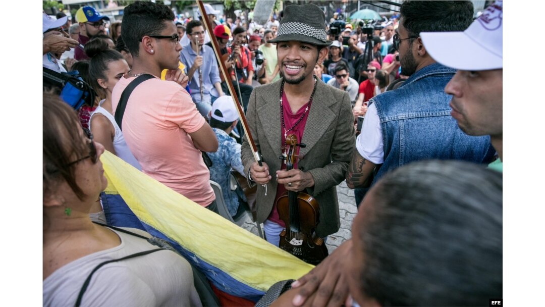 OPOSICIÓN SE MANIFIESTA POR PAZ EN CARACAS Y LLAMA MAÑANA A OTRO "PLANTÓN"