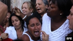 Miembros de las Damas de Blanco son hostigadas por partidarios del Gobierno cubano. Foto de archivo