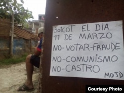 En Santa Clara el MOJD distribuye pancartas pidiendo a la población no votar