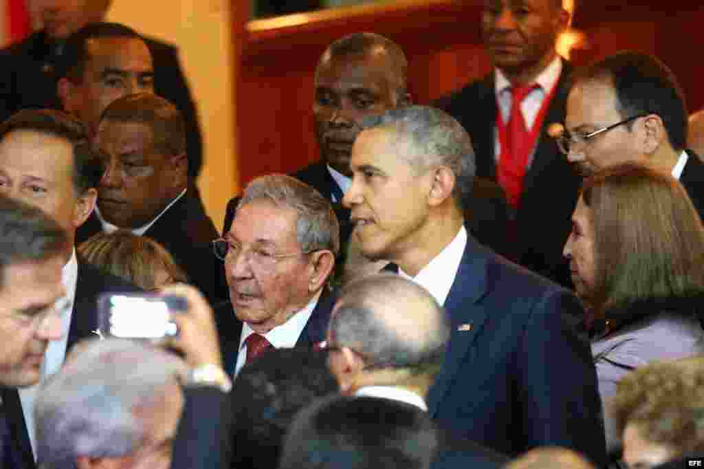 Encuentro informal del presidente Obama y el general Raúl Castro, en la Cumbre de las Américas, Panamá 2015.