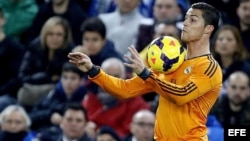 El delantero portugués del Real Madrid Cristiano Ronaldo para el balón con el pecho