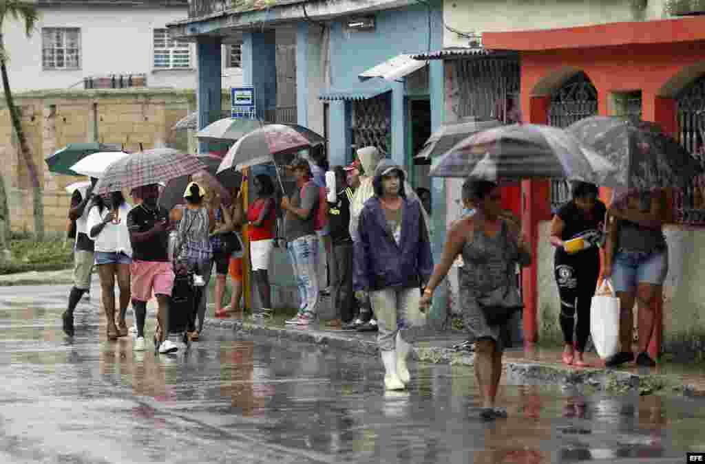 Miles de evacuados y vías incomunicadas por lluvias en zona central de Cuba