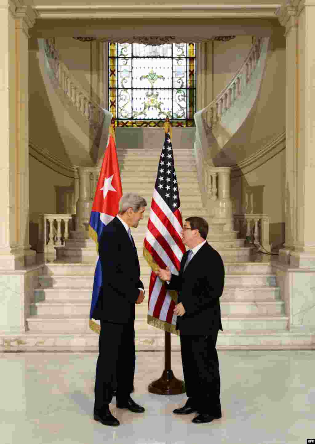 El secretario de Estado de Estados Unidos John Kerry se reúne con el canciller cubano, Bruno Rodríguez (i-d), hoy, viernes 14 de agosto de 2015, tras la ceremonia de izado de la bandera estadounidense en la embajada de ese país en La Habana (Cuba).