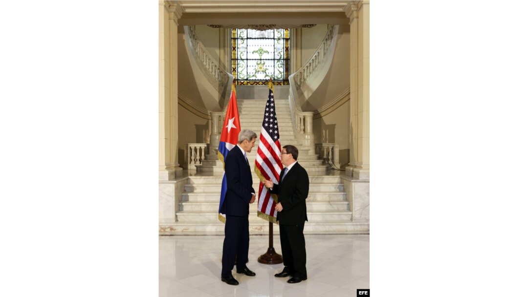 El secretario estadounidense de Estado John Kerry se reúne con el canciller cubano Bruno Rodríguez (i-d) hoy, viernes 14 de agosto de 2015, tras la ceremonia de izado de la bandera estadounidense en la embajada de ese país en La Habana, Cuba.