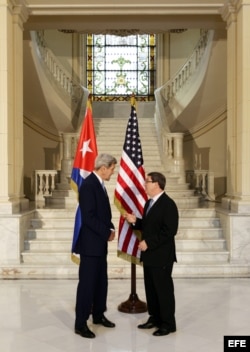 El secretario estadounidense de Estado John Kerry se reúne con el canciller cubano Bruno Rodríguez (i-d) hoy, viernes 14 de agosto de 2015, tras la ceremonia de izado de la bandera estadounidense en la embajada de ese país en La Habana, Cuba.