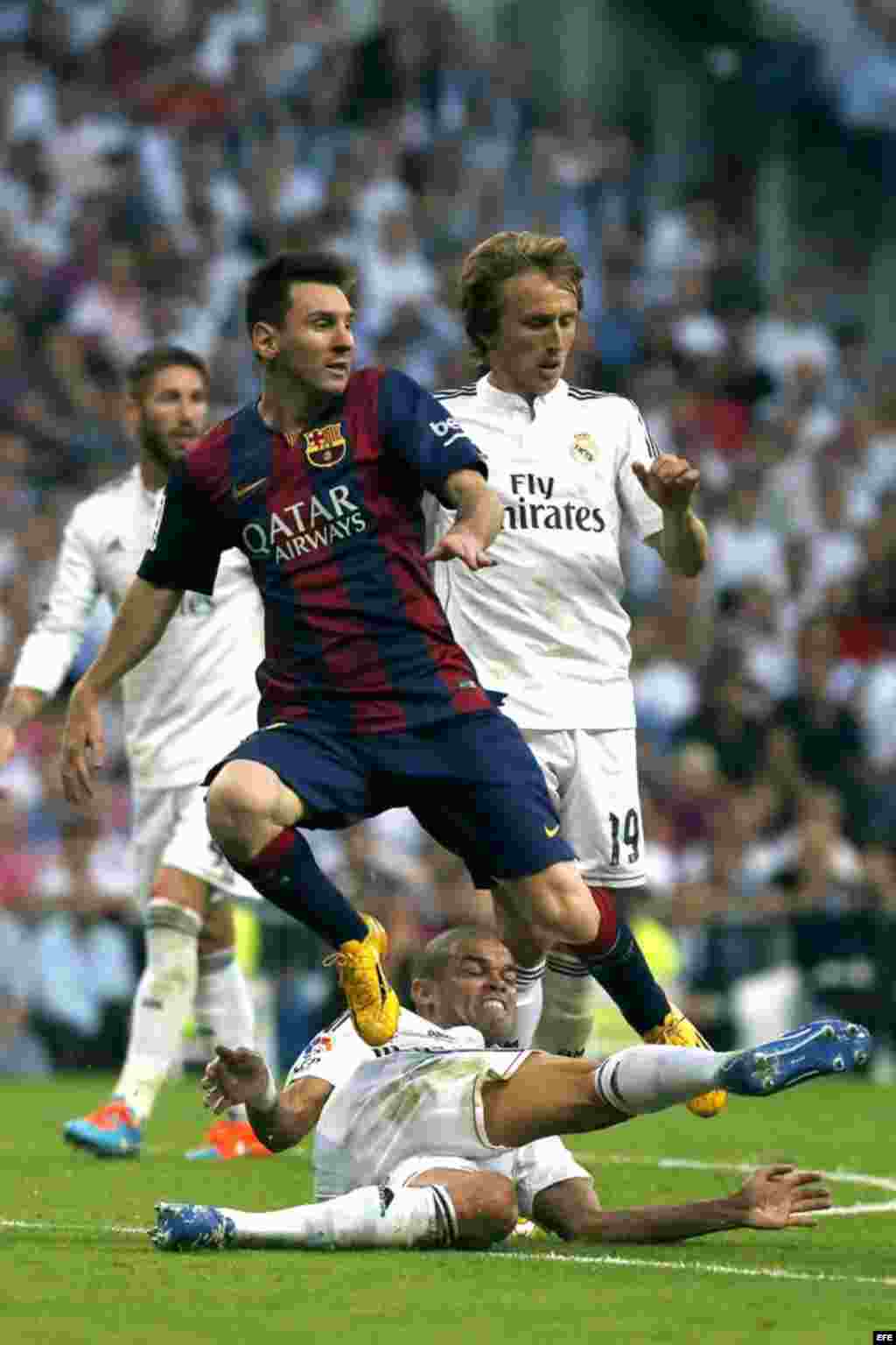 El delantero argentino del FC Barcelona Lionel Messi (i) y el defensa portugués del Real Madrid Kléper Laveran &quot;Pepe&quot; (abajo), durante el partido de la novena jornada de Liga de Primera División disputado el sábado 25 de octubre en el estadio Santiago Bernabéu. 