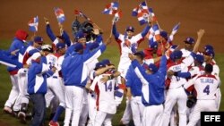  Jugadores dominicanos celebran su victoria en la final del Clásico Mundial de Béisbol contra Puerto Rico en el AT&T Park, en San Francisco, California (EE.UU.). 