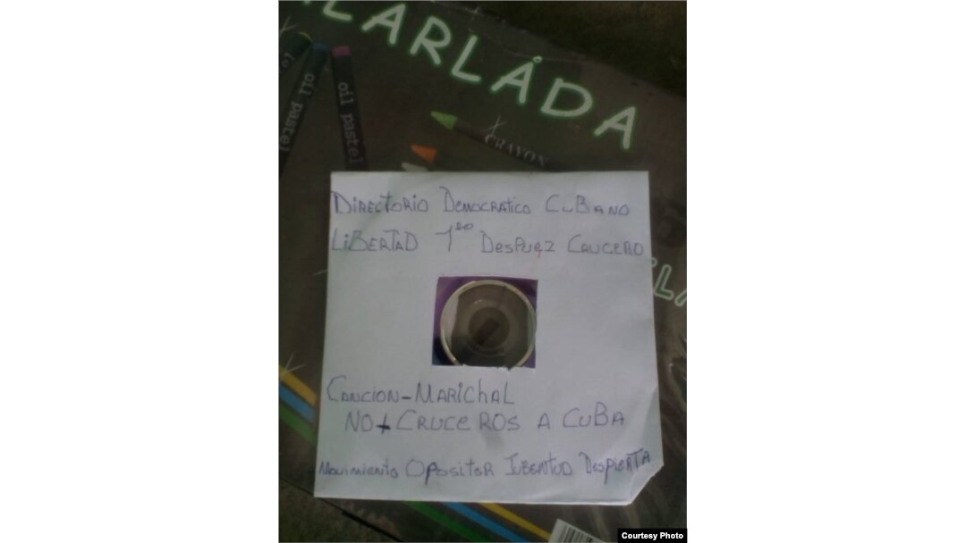 Uno de los DVD con la canción "No más cruceros a Cuba" del rapero Marichal, repartido en Cienfuegos.