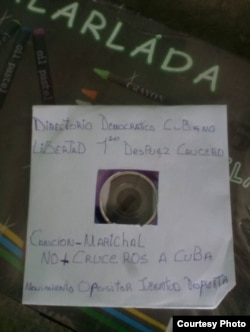 Uno de los DVD con la canción "No más cruceros a Cuba" del rapero Marichal, repartido en Cienfuegos.