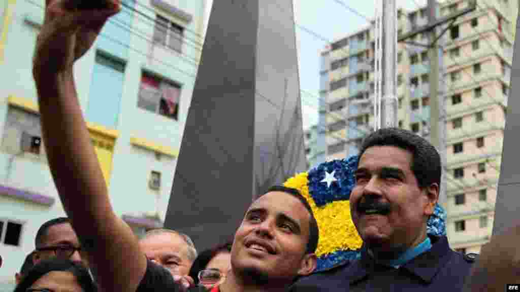 El presidente de Venezuela, Nicolás Maduro, posa para las fotos con habitantes del barrio El Chorrillo de Ciudad de Panamá. 