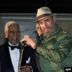 Fidel Castro con el sombrero de Compay Segundo en marzo de 2002 en La Habana.