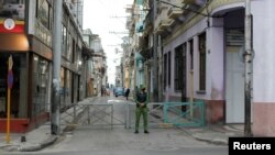 Un policía vigila un barrio de La Habana que permanece aislado por casos de coronavirus. (REUTERS/Stringer)