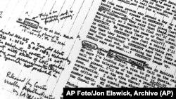 Esta imagen muestra parte de un archivo de la CIA fechado el 3 de febrero de 1968 sobre el periodo en el que Lee Harvey Oswald se encontraba en la Ciudad de México, el cual fue divulgado el miércoles 15 de diciembre de 2021. (AP Foto/Jon Elswick, Archivo)