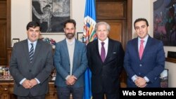 Miembros del equipo de Transparencia Electoral, con el secretario general de la OEA, Luis Almagro