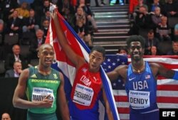 El ganador de la medalla de oro Juan Miguel Echevarría (C) de Cuba; el medallista de plata Luvo Manyonga (L) de Sudáfrica; y el ganador de la medalla de bronce Marquis Dendy (R) de EEUU.