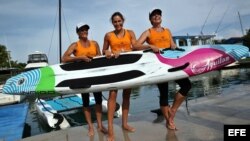Las windsurfistas estadounidenses Aimee Spector (i), Cynthia Aguilar (c) y Karen Kim Figueroa (d) poco antes de emprender una travesía sobre tabla desde la capital cubana hasta Cayo Hueso.