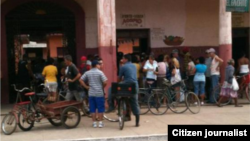 Reporta Cuba. Colas para comprar papas en Colón. Foto: @ColiveraCuba.