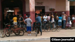 Reporta Cuba. Colas para comprar papas en Colón. Foto: Carlos Olivera.