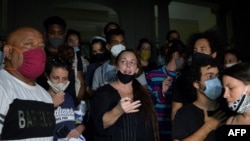 La artista cubana Tania Bruguera entre los manifestantes ante el MINCULT el 27 de noviembre de 2020. (Yamil Lage / AFP).