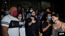 Tania Bruguera entre los manifestantes ante el MINCULT el 27 de noviembre 2020. (Yamil Lage / AFP).