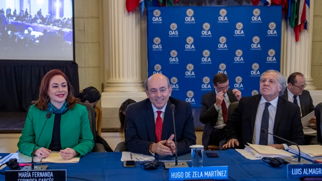 De izq. a der., la excanciller ecuatoriana María Fernanda Espinosa; el embajador peruano en EEUU, Hugo de Zela, y el actual secretario general de la OEA, Luis Almagro, en la sede de la organización en Washington, DC, el miércoles 12 de febrero del 2020.