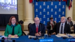 De izq. a der., la excanciller ecuatoriana María Fernanda Espinosa; el embajador peruano en EEUU, Hugo de Zela, y el actual secretario general de la OEA, Luis Almagro, en la sede de la organización en Washington, DC, el miércoles 12 de febrero del 2020.