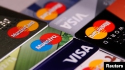 Foto ilustración de tarjetas de crédito de las compañías Visa y Mastercard.