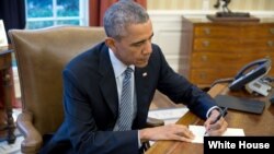 Barack Obama firma su carta de respuesta a a la cubana Ileana Yarza al restablecerese el correo directo entre ambos países en marzo 2016.