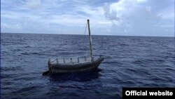 Embarcación de balseros cubanos interceptada por la Guardia Costera de EEUU. (Foto Archivo)