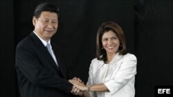 El presidente de China, Xi Jinping, posa con su homóloga costarricense, Laura Chinchilla, hoy, lunes 3 de junio de 2013, en San José (Costa Rica).