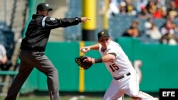 El jugador de los Pittsburgh Pirates Andy LaRoche lanza una bola hacia la primera base.
