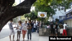 Cubanos en céntrica zona de La Haban, se conectan a WiFi.