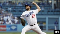 Clayton Kershaw lanzador de los Dodgers en acción ante Astros el martes 24 de octubre de 2017.