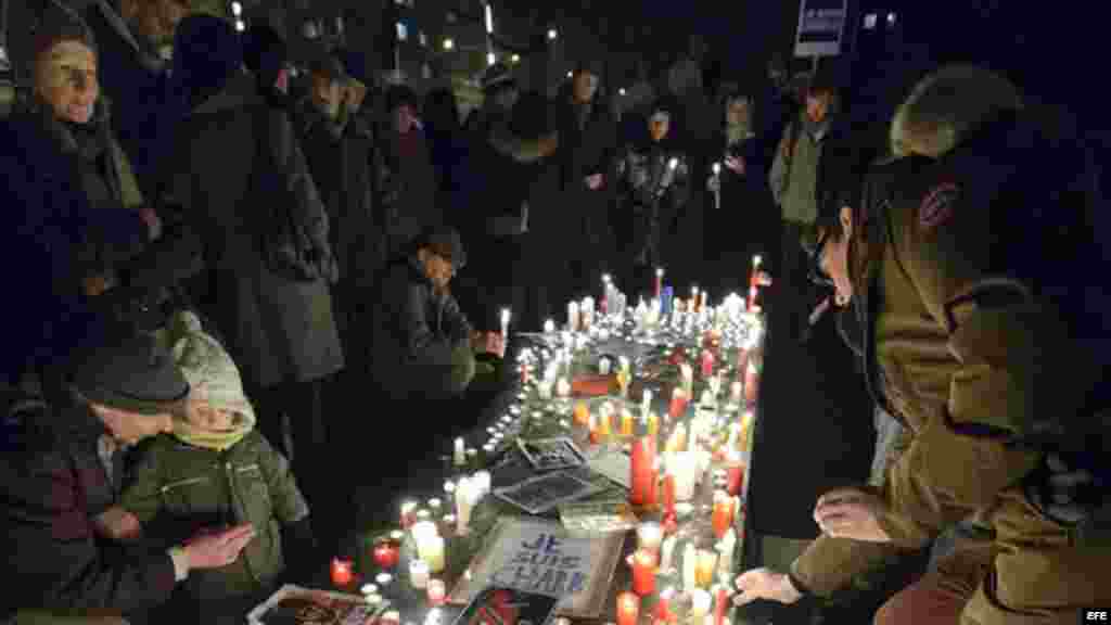 Se manifiestan para condenar el ataque contra la sede del semanario satírico en Ginebra, Suiza