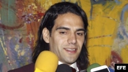 El delantero colombiano del As Mónaco Radamel Falcao atiende a la prensa.